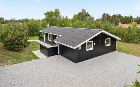 Frudde - 400M from the Sea: Toit, Maison, Domicile, Chalet, Siding, Biens, Allée, Batiments Jardin, Cour, Cabanon