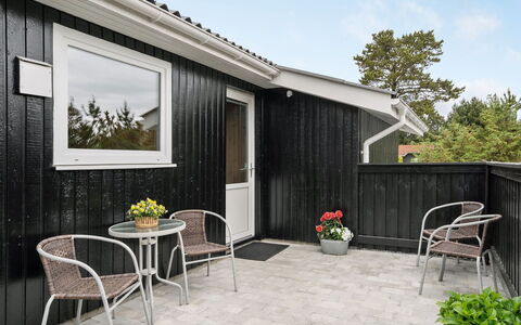 Frudde - 400M from the Sea: Toit, Maison, Domicile, Chalet, Siding, Biens, Allée, Batiments Jardin, Cour, Cabanon