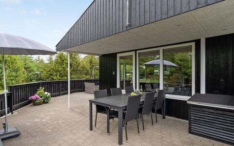 Frudde - 400M from the Sea: Toit, Maison, Domicile, Chalet, Siding, Biens, Allée, Batiments Jardin, Cour, Cabanon