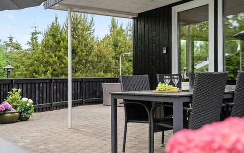 Frudde - 400M from the Sea: Toit, Maison, Domicile, Chalet, Siding, Biens, Allée, Batiments Jardin, Cour, Cabanon