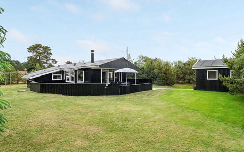 Frudde - 400M from the Sea: Toit, Maison, Domicile, Chalet, Siding, Biens, Allée, Batiments Jardin, Cour, Cabanon