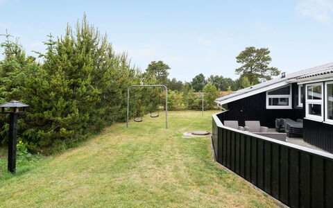 Frudde - 400M from the Sea: Toit, Maison, Domicile, Chalet, Siding, Biens, Allée, Batiments Jardin, Cour, Cabanon