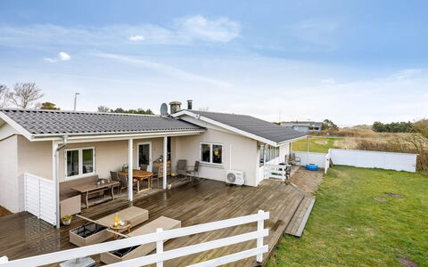 Gerko - 150M from the Sea: Toit, Maison, Domicile, Chalet, Siding, Biens, Allée, Batiments Jardin, Cour, Cabanon