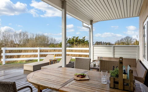 Gerko - 150M from the Sea: Toit, Maison, Domicile, Chalet, Siding, Biens, Allée, Batiments Jardin, Cour, Cabanon