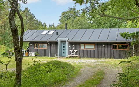 Thorine - 750M from the Sea: Bois, Domicile, Porche, Plate-Forme, Dur, Toit, Tache De Bois, Parquet, Eco Hôtel