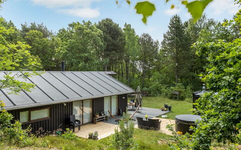 Thorine - 750M from the Sea: Bois, Domicile, Porche, Plate-Forme, Dur, Toit, Tache De Bois, Parquet, Eco Hôtel