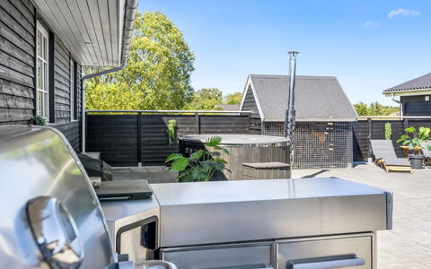 Erna - 400M from the Sea: Toit, Maison, Domicile, Chalet, Siding, Biens, Allée, Batiments Jardin, Cour, Cabanon