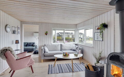 Aarto - 250M from the Sea: Toit, Maison, Domicile, Chalet, Siding, Biens, Allée, Batiments Jardin, Cour, Cabanon