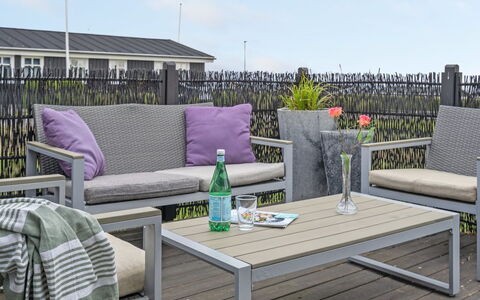 Aarto - 250M from the Sea: Toit, Maison, Domicile, Chalet, Siding, Biens, Allée, Batiments Jardin, Cour, Cabanon