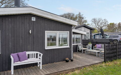 Aarto - 250M from the Sea: Toit, Maison, Domicile, Chalet, Siding, Biens, Allée, Batiments Jardin, Cour, Cabanon