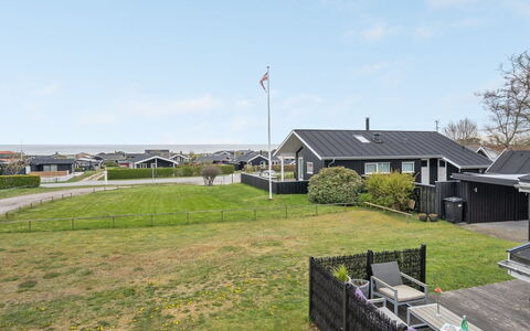 Aarto - 250M from the Sea: Toit, Maison, Domicile, Chalet, Siding, Biens, Allée, Batiments Jardin, Cour, Cabanon