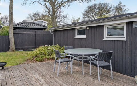 Aarto - 250M from the Sea: Toit, Maison, Domicile, Chalet, Siding, Biens, Allée, Batiments Jardin, Cour, Cabanon