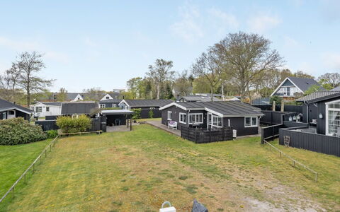 Aarto - 250M from the Sea: Toit, Maison, Domicile, Chalet, Siding, Biens, Allée, Batiments Jardin, Cour, Cabanon