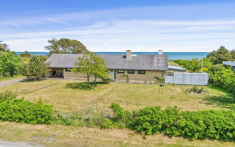Kalist - 50M from the Sea: Toit, Maison, Domicile, Chalet, Siding, Biens, Allée, Batiments Jardin, Cour, Cabanon