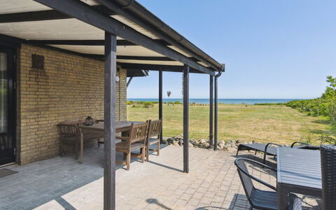 Kalist - 50M from the Sea: Toit, Maison, Domicile, Chalet, Siding, Biens, Allée, Batiments Jardin, Cour, Cabanon
