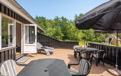 Zenitha - 300M from the Sea: Toit, Maison, Domicile, Chalet, Porte, Siding, Plate-Forme, Porche, Planche, Dur