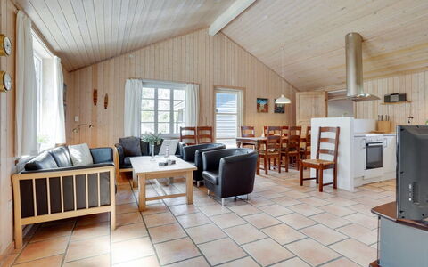 Kristián - 400M from the Sea: Toit, Maison, Lot Terre, Domicile, Chalet, Biens, Batiments Jardin, Ombre, Cabane En Rondins, Aménagement Paysager