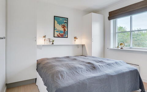 Sipi - 100M from the Sea: Lit, Chambre, Meubles, Design Intérieur, Literie, Drap De Lit, Bois, Sol, Plafond, Sol