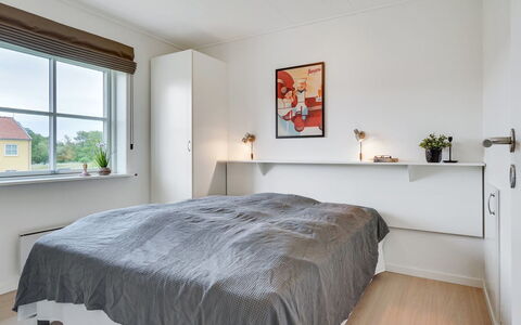 Sipi - 100M from the Sea: Lit, Meubles, Chambre, Design Intérieur, Bois, Sol, Sol, Plafond, Literie, Drap De Lit