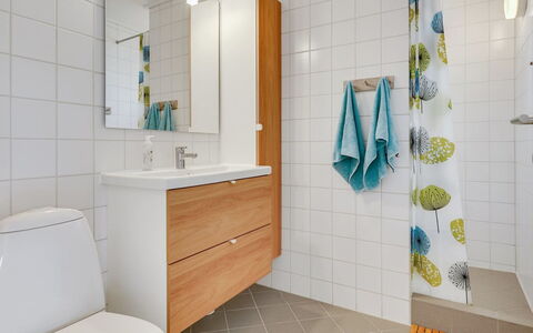 Sipi - 100M from the Sea: Salle De Bains, Sol, Luminaire Plomberie, Sol, Design Intérieur, Lavabo, Évier, Toilette, Armoire De Toilette, Siège De Toilette