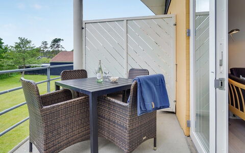 Sipi - 100M from the Sea: Meubles, Bois, Chaise, Sol, Sol, Mobilier De Jardin, Ombre, Tache De Bois, Balcon, Verre