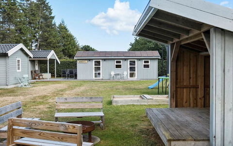 Kjartan - 1.2Km from the Sea: Chalet, Batiments Jardin, Cabanon, Siding, Pelouse, Cour, Cabane En Rondins, Arrière-Cour, Jardin, Ombre
