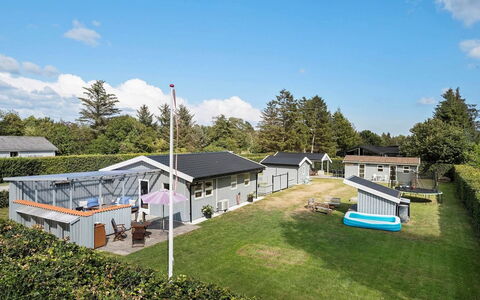 Kjartan - 1.2Km from the Sea: Toit, Zone Résidentielle, Maison, Domicile, Lot Terre, Jardin, Chalet, Couverture De Sol, Aménagement Paysager, Biens
