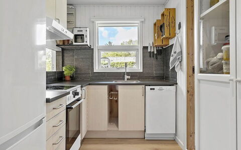 Kjartan - 1.2Km from the Sea: Appareil De Cuisine, Cuisine, Principaux Appliance, Bois, Comptoir, Design Intérieur, Électroménager, Sol, Réfrigérateur, Cabinetry