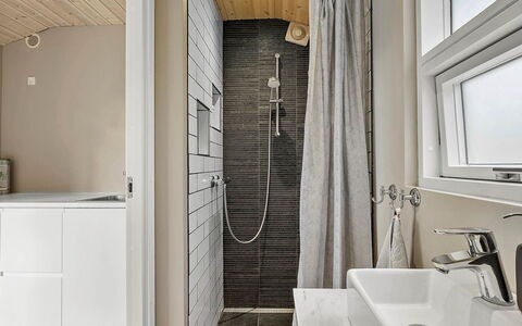 Kjartan - 1.2Km from the Sea: Sol, Mur, Design Intérieur, Luminaire Plomberie, Sol, Bois, Salle De Bains, Évier, Plafond, Robinet