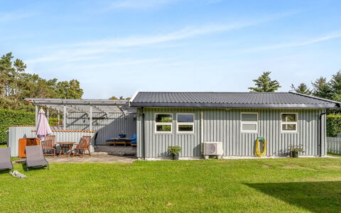 Kjartan - 1.2Km from the Sea: Herbe, Toit, Siding, Lot Terre, Batiments Jardin, Cabanon, Plaine, Chalet, Ombre, Jardin