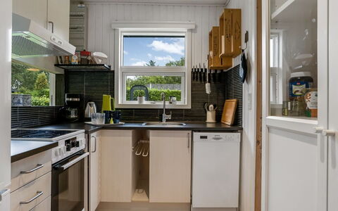 Kjartan - 1.2Km from the Sea: Appareil De Cuisine, Cuisine, Principaux Appliance, Comptoir, Électroménager, Bois, Design Intérieur, Réfrigérateur, Cabinetry, Petit Appareil