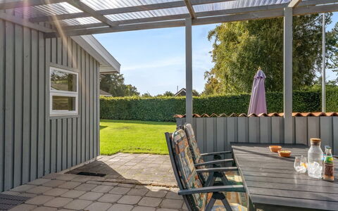 Kjartan - 1.2Km from the Sea: Bois, Porche, Domicile, Lot Terre, Toit, Jardin, Siding, Ombre, Composite, Plate-Forme