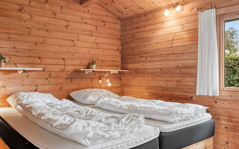 Jannus - 550M from the Sea: Bois, Tache De Bois, Chambre, Dur, Sol, Planche, Plafond, Lit, Literie, Cabane En Rondins