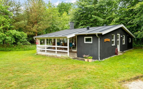 Fergie - 400M from the Sea: Herbe, Maison, Chalet, Domicile, Toit, Zone Rurale, Batiments Jardin, Ferme, Pelouse, Porche