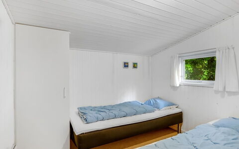 Fergie - 400M from the Sea: Bois, Chambre, Design Intérieur, Plafond, Sol, Sol, Lit, Domicile, Cadre De Lit, Pièce