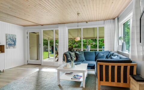 Fergie - 400M from the Sea: Design Intérieur, Sol, Bois, Sol, Meubles, Plafond, Parquet, Domicile, Salon, Canapé
