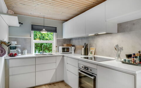 Fergie - 400M from the Sea: Cuisine, Appareil De Cuisine, Comptoir, Cabinetry, Sol, Design Intérieur, Principaux Appliance, Bois, Électroménager, Plafond