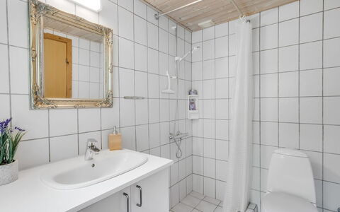 Fergie - 400M from the Sea: Luminaire Plomberie, Sol, Salle De Bains, Sol, Lavabo, Design Intérieur, Évier, Plomberie, Robinet, Pièce