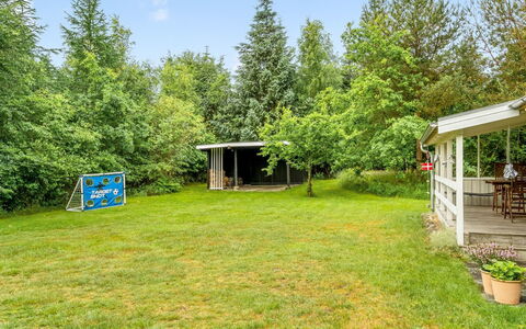 Fergie - 400M from the Sea: Herbe, Arbre, Arbuste, Jardin, Lot Terre, Pelouse, Couverture De Sol, Ombre, Prairie, Arrière-Cour