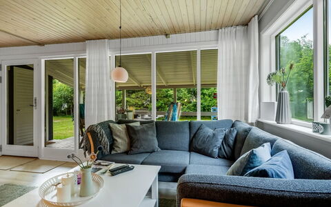 Fergie - 400M from the Sea: Meubles, Design Intérieur, Canapé, Sol, Bois, Sol, Plafond, Salon, Domicile, Éclairage