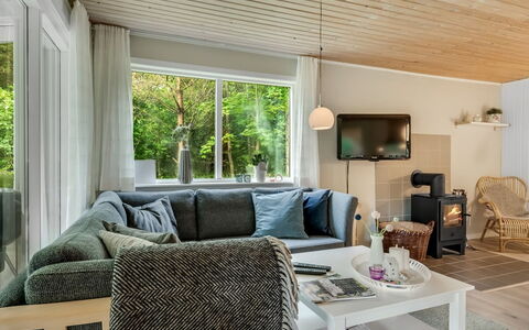 Fergie - 400M from the Sea: Meubles, Design Intérieur, Canapé, Sol, Bois, Salon, Sol, Plafond, Pièce, Domicile
