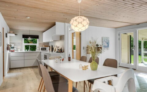 Fergie - 400M from the Sea: Design Intérieur, Sol, Meubles, Bois, Sol, Plafond, Luminaire, Table Cuisine Et Salle A Manger, Parquet, Salle À Manger