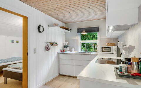 Fergie - 400M from the Sea: Cuisine, Sol, Design Intérieur, Comptoir, Appareil De Cuisine, Bois, Plafond, Sol, Meubles, Principaux Appliance