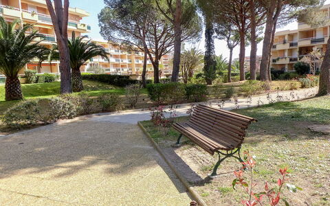 Bormes-Les-Mimosas 200: Appartement, Condominium, Jardin, Ombre, Passerelle, Aménagement Paysager, Pelouse, Cour, Extérieur Banc