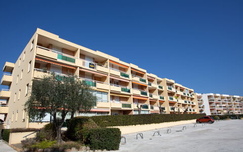 Bormes-Les-Mimosas 200: Canapé, Meubles, Propriété, Table, Cadre, Fenêtre, Bleu Azur, Design Intérieur, Éclairage, Confort