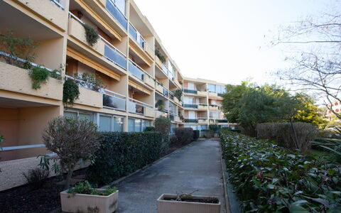Bormes-Les-Mimosas 200: Canapé, Meubles, Propriété, Table, Cadre, Fenêtre, Bleu Azur, Design Intérieur, Éclairage, Confort