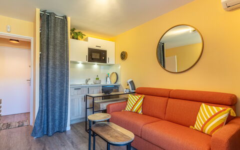 Bormes-Les-Mimosas 200: Meubles, Propriété, Miroir, Canapé, Bâtiment, Bleu Azur, Table, Confort, Design Intérieur, Bois