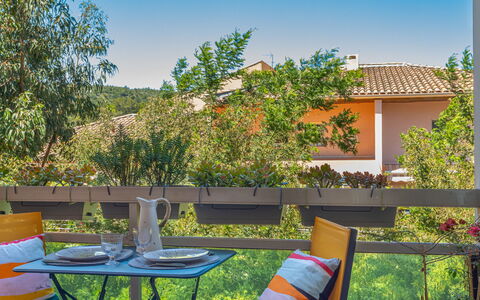 Bormes-Les-Mimosas 200: Ciel, Plante, Propriété, Meubles, Communauté Des Plantes, Botanique, La Nature, Bleu Azur, Table, Chaise