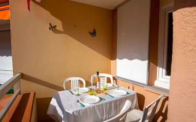 Bormes-Les-Mimosas 200: Canapé, Meubles, Propriété, Table, Cadre, Fenêtre, Bleu Azur, Design Intérieur, Éclairage, Confort