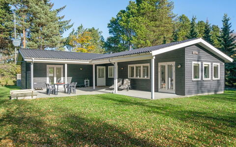 Asla - 400M from the Sea: Toit, Maison, Domicile, Chalet, Porte, Siding, Plate-Forme, Porche, Planche, Dur